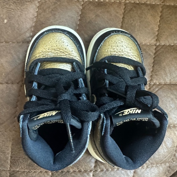 Nike toddler Black and Gold Sneakers - Picture 5 of 6